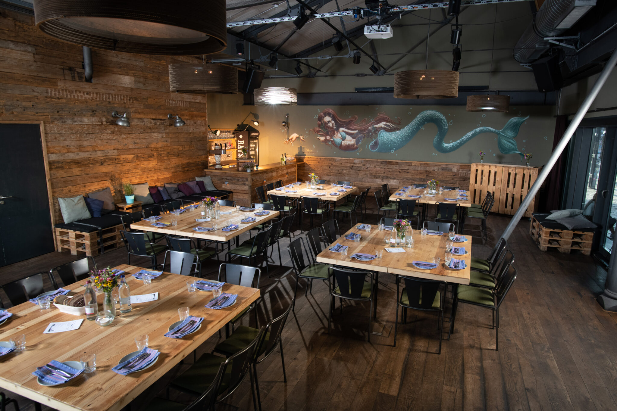 Altes Mädchen Diele: 120 Quadratmeter für Euer Event

Mit 120 Quadratmetern ist unsere Altes Mädchen Diele der perfekte Ort für Anlässe, die Euch am Herzen liegen. Wärme und Liebe zum Detail treffen hier auf moderne Technik – und eine integrierte Bar mit drei Zapfhähnen. Für Sonne, frischen Wind und Ausblick sorgt unsere Terrasse direkt zum Hof.

Wer ein tatkräftiges Event-Team für seine Veranstaltung braucht, kann sich sicher sein: Wir empfehlen Euch nicht nur das richtige Bier zu Eurem lockeren Abendbrot oder feinen Menü, sondern kümmern uns für Euch auch um Blumendeko, Musik, Technik und Personal. Es ist wie’s ist: Zufriedene Gastgeber und glückliche Gäste lassen unsere Herzen höher schlagen.