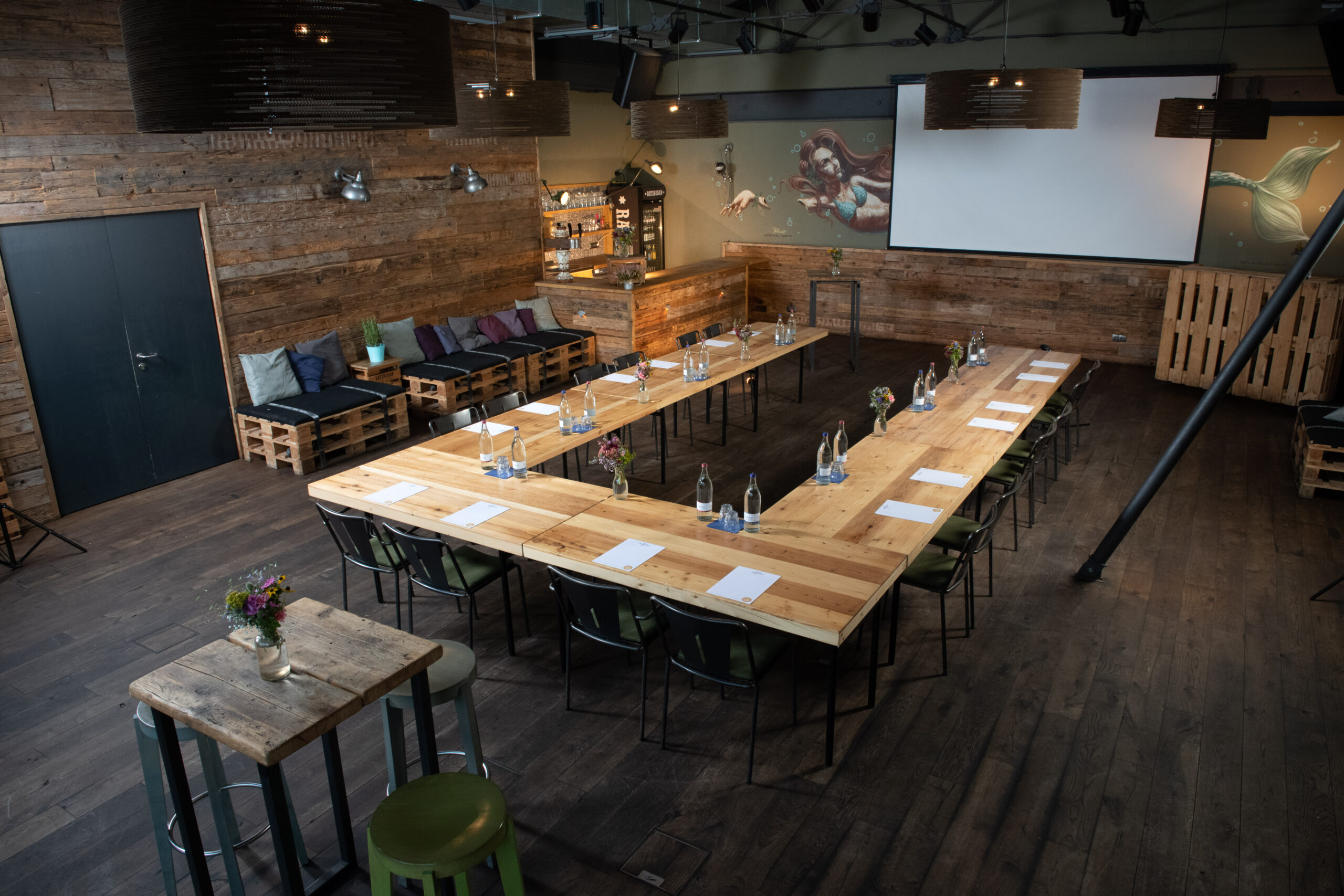 Altes Mädchen Diele: 120 Quadratmeter für Euer Event

Mit 120 Quadratmetern ist unsere Altes Mädchen Diele der perfekte Ort für Anlässe, die Euch am Herzen liegen. Wärme und Liebe zum Detail treffen hier auf moderne Technik – und eine integrierte Bar mit drei Zapfhähnen. Für Sonne, frischen Wind und Ausblick sorgt unsere Terrasse direkt zum Hof.

Wer ein tatkräftiges Event-Team für seine Veranstaltung braucht, kann sich sicher sein: Wir empfehlen Euch nicht nur das richtige Bier zu Eurem lockeren Abendbrot oder feinen Menü, sondern kümmern uns für Euch auch um Blumendeko, Musik, Technik und Personal. Es ist wie’s ist: Zufriedene Gastgeber und glückliche Gäste lassen unsere Herzen höher schlagen.