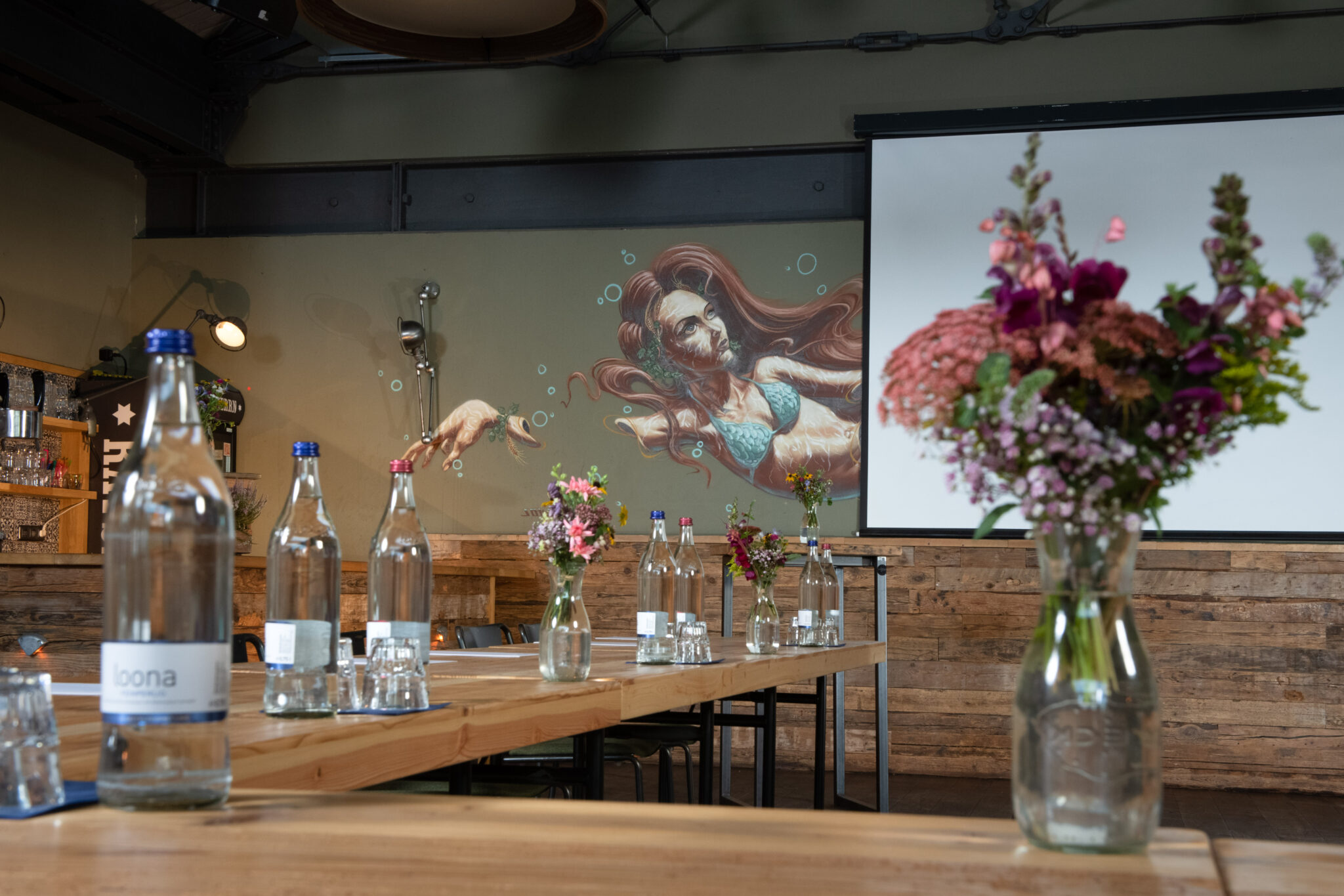 Altes Mädchen Diele: 120 Quadratmeter für Euer Event

Mit 120 Quadratmetern ist unsere Altes Mädchen Diele der perfekte Ort für Anlässe, die Euch am Herzen liegen. Wärme und Liebe zum Detail treffen hier auf moderne Technik – und eine integrierte Bar mit drei Zapfhähnen. Für Sonne, frischen Wind und Ausblick sorgt unsere Terrasse direkt zum Hof.

Wer ein tatkräftiges Event-Team für seine Veranstaltung braucht, kann sich sicher sein: Wir empfehlen Euch nicht nur das richtige Bier zu Eurem lockeren Abendbrot oder feinen Menü, sondern kümmern uns für Euch auch um Blumendeko, Musik, Technik und Personal. Es ist wie’s ist: Zufriedene Gastgeber und glückliche Gäste lassen unsere Herzen höher schlagen.