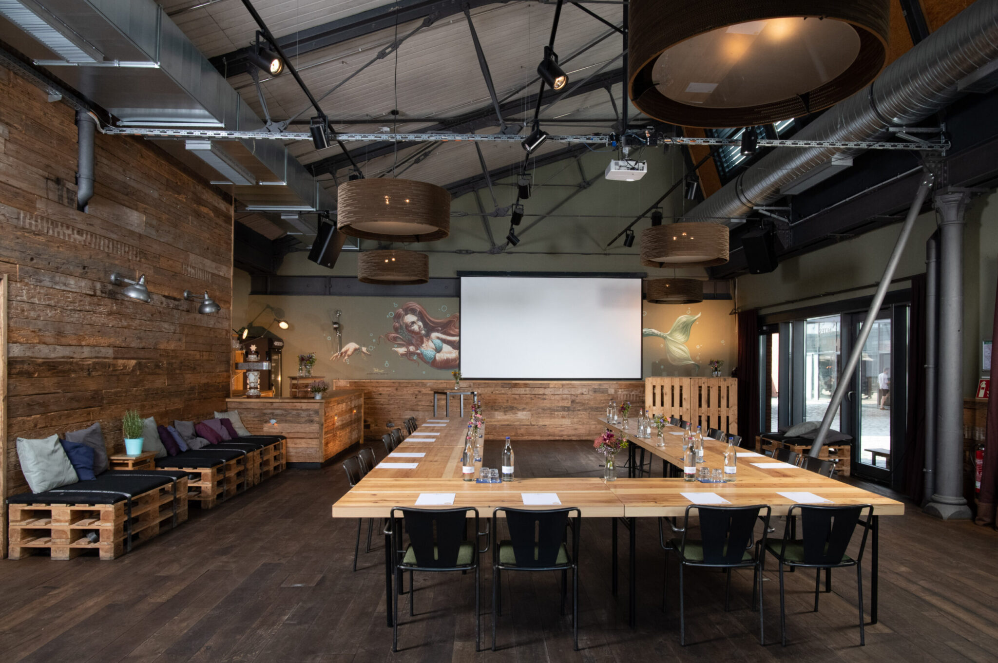 Altes Mädchen Diele: 120 Quadratmeter für Euer Event

Mit 120 Quadratmetern ist unsere Altes Mädchen Diele der perfekte Ort für Anlässe, die Euch am Herzen liegen. Wärme und Liebe zum Detail treffen hier auf moderne Technik – und eine integrierte Bar mit drei Zapfhähnen. Für Sonne, frischen Wind und Ausblick sorgt unsere Terrasse direkt zum Hof.

Wer ein tatkräftiges Event-Team für seine Veranstaltung braucht, kann sich sicher sein: Wir empfehlen Euch nicht nur das richtige Bier zu Eurem lockeren Abendbrot oder feinen Menü, sondern kümmern uns für Euch auch um Blumendeko, Musik, Technik und Personal. Es ist wie’s ist: Zufriedene Gastgeber und glückliche Gäste lassen unsere Herzen höher schlagen.