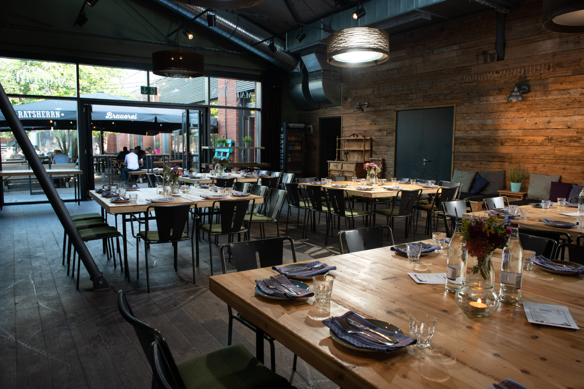 Altes Mädchen Diele: 120 Quadratmeter für Euer Event

Mit 120 Quadratmetern ist unsere Altes Mädchen Diele der perfekte Ort für Anlässe, die Euch am Herzen liegen. Wärme und Liebe zum Detail treffen hier auf moderne Technik – und eine integrierte Bar mit drei Zapfhähnen. Für Sonne, frischen Wind und Ausblick sorgt unsere Terrasse direkt zum Hof.

Wer ein tatkräftiges Event-Team für seine Veranstaltung braucht, kann sich sicher sein: Wir empfehlen Euch nicht nur das richtige Bier zu Eurem lockeren Abendbrot oder feinen Menü, sondern kümmern uns für Euch auch um Blumendeko, Musik, Technik und Personal. Es ist wie’s ist: Zufriedene Gastgeber und glückliche Gäste lassen unsere Herzen höher schlagen.