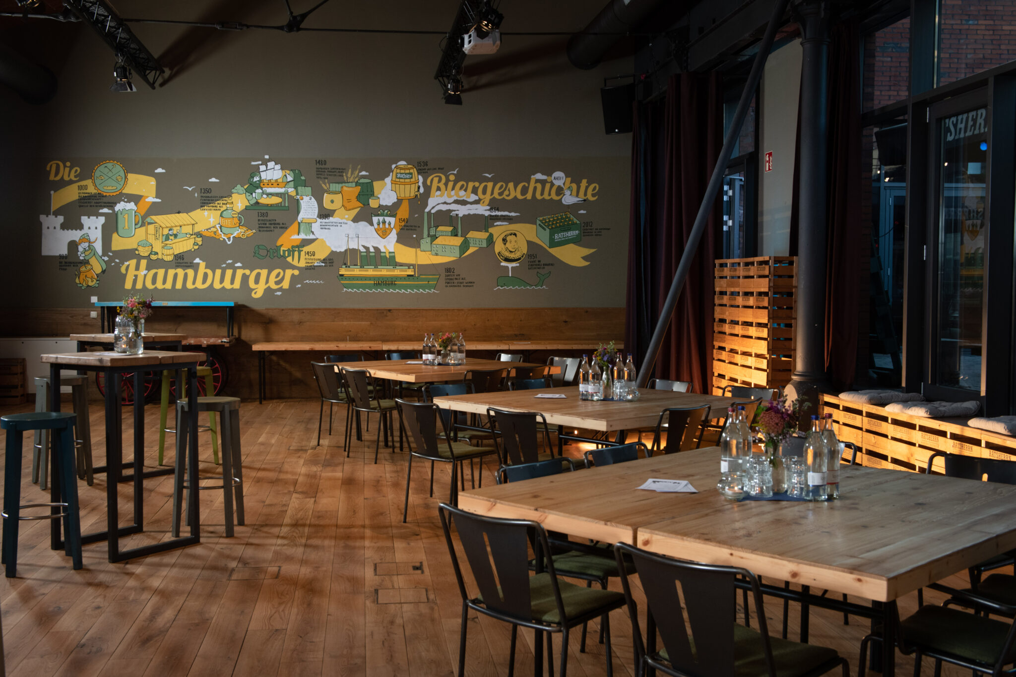 Zwischen der Ratsherrn Brauerei, dem Craft Beer Store und der Altes Mädchen Diele liegt unsere Ratsherrn Diele. Auf 160 Quadratmetern könnt Ihr Konferenzen, Tagungen oder Meetings in außergewöhnlichem Ambiente veranstalten – oder die Party Eures Lebens feiern.