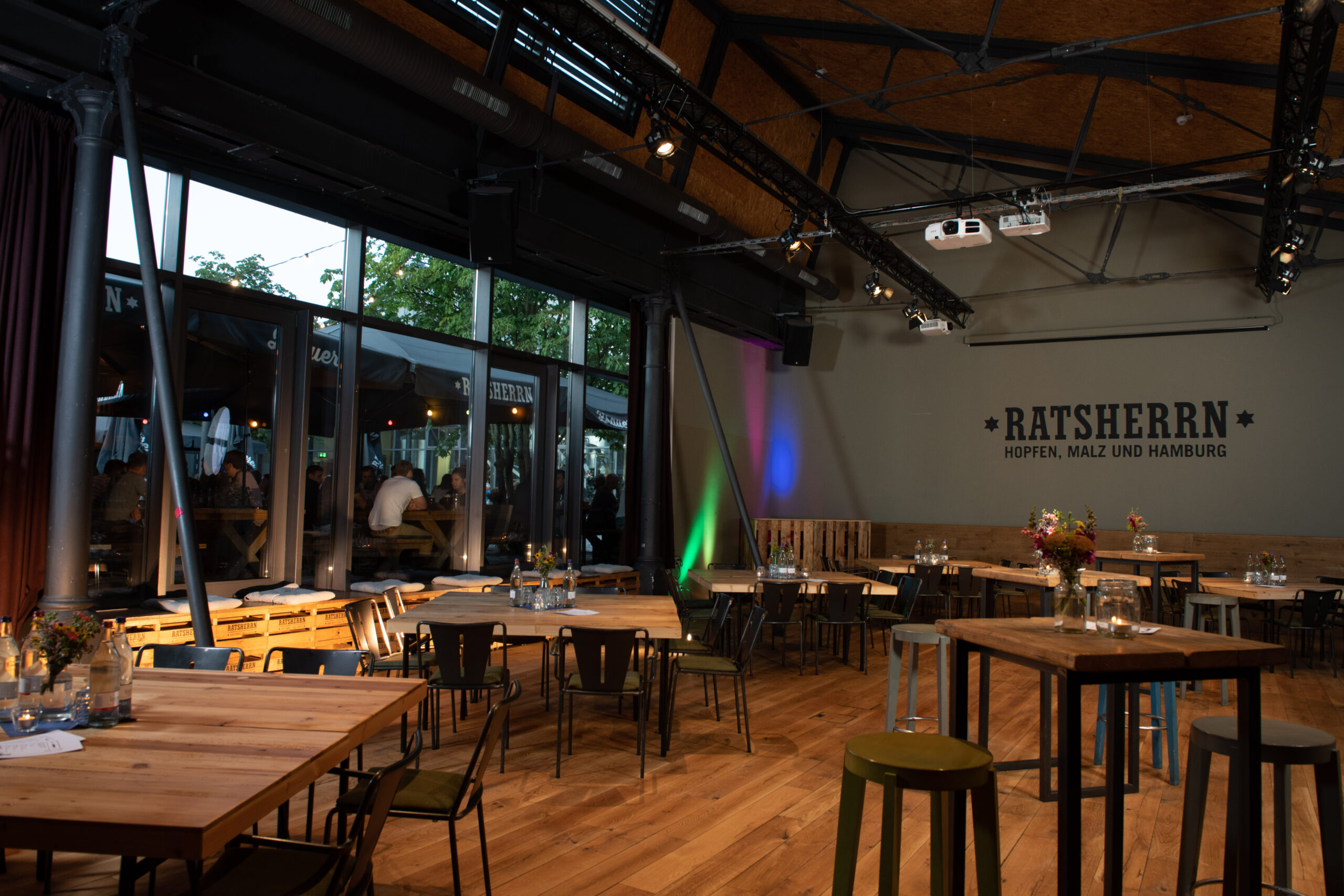 Zwischen der Ratsherrn Brauerei, dem Craft Beer Store und der Altes Mädchen Diele liegt unsere Ratsherrn Diele. Auf 160 Quadratmetern könnt Ihr Konferenzen, Tagungen oder Meetings in außergewöhnlichem Ambiente veranstalten – oder die Party Eures Lebens feiern.