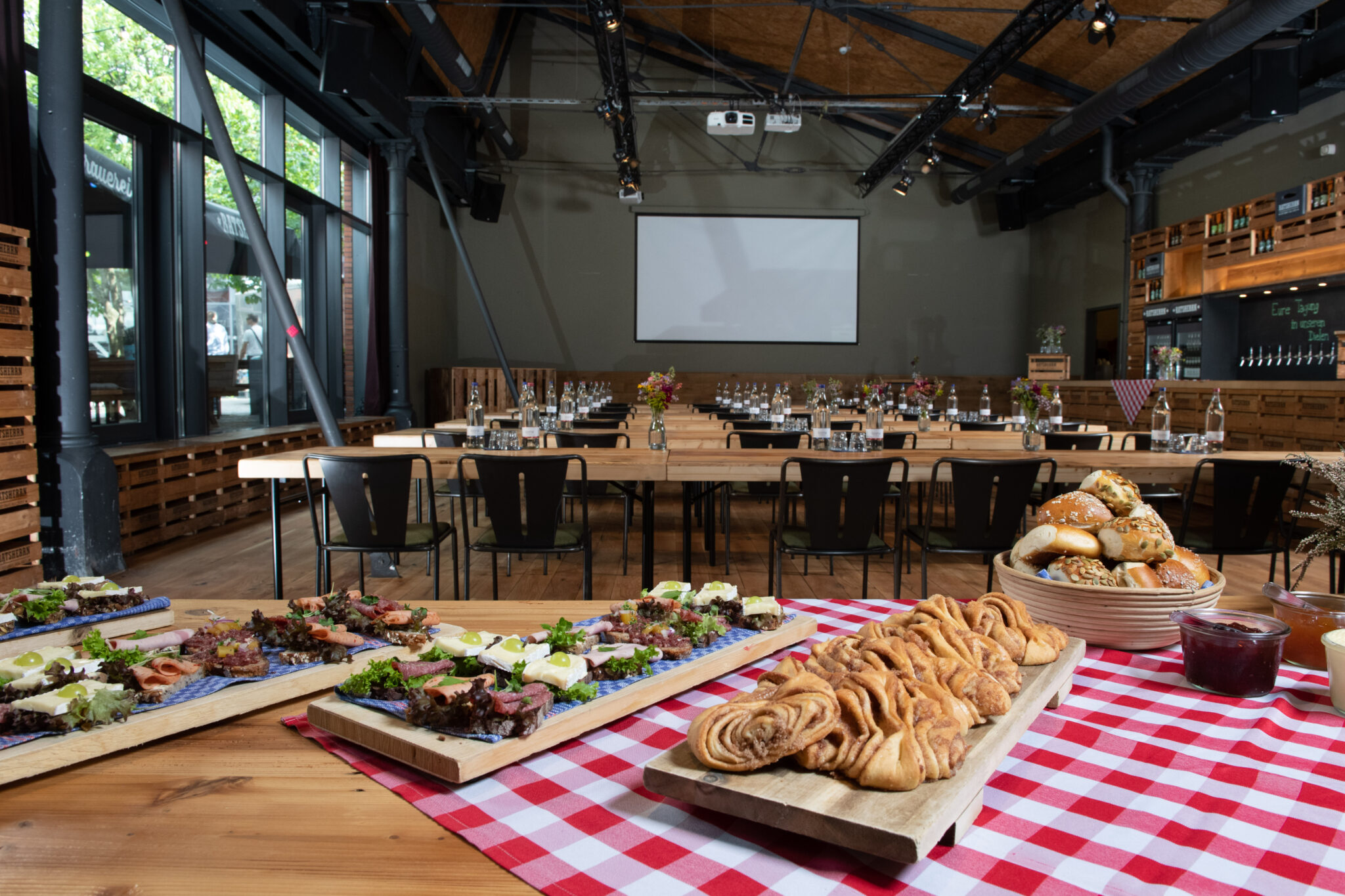 Zwischen der Ratsherrn Brauerei, dem Craft Beer Store und der Altes Mädchen Diele liegt unsere Ratsherrn Diele. Auf 160 Quadratmetern könnt Ihr Konferenzen, Tagungen oder Meetings in außergewöhnlichem Ambiente veranstalten – oder die Party Eures Lebens feiern.