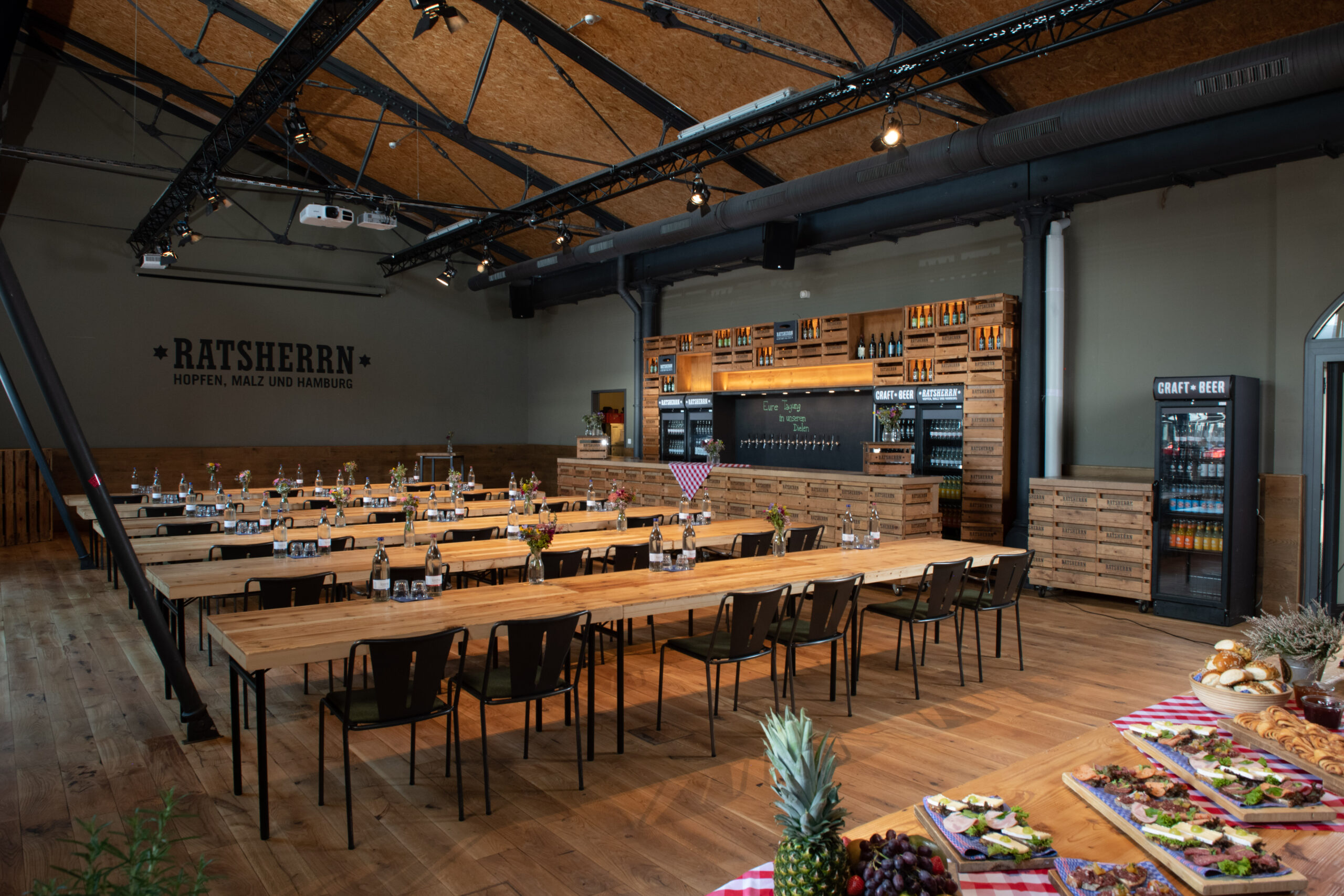 Zwischen der Ratsherrn Brauerei, dem Craft Beer Store und der Altes Mädchen Diele liegt unsere Ratsherrn Diele. Auf 160 Quadratmetern könnt Ihr Konferenzen, Tagungen oder Meetings in außergewöhnlichem Ambiente veranstalten – oder die Party Eures Lebens feiern.